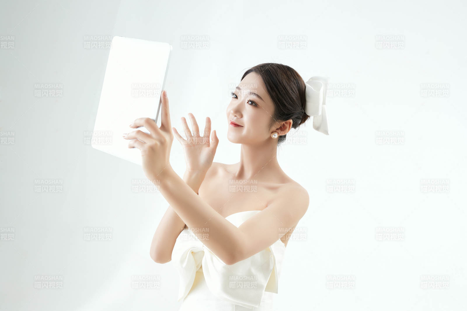 沉浸在网络恋爱世界的亚洲女性图片