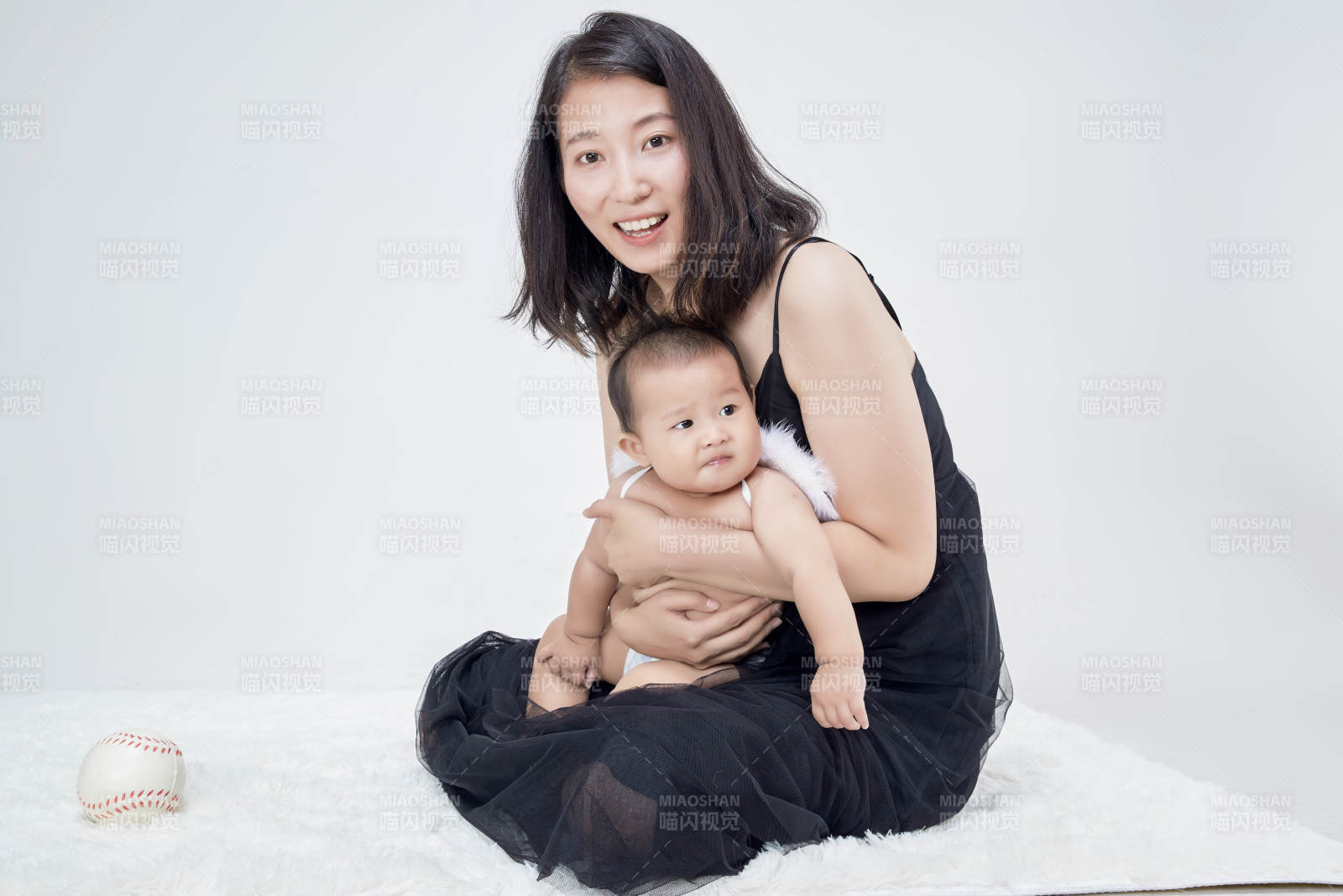 妈妈陪伴宝宝快乐的玩耍图片