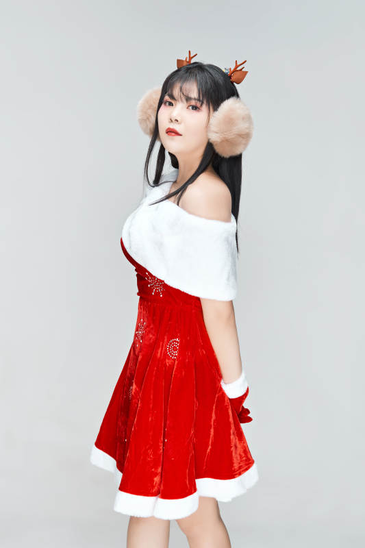 身穿圣诞服饰的性感可爱亚洲少女图片