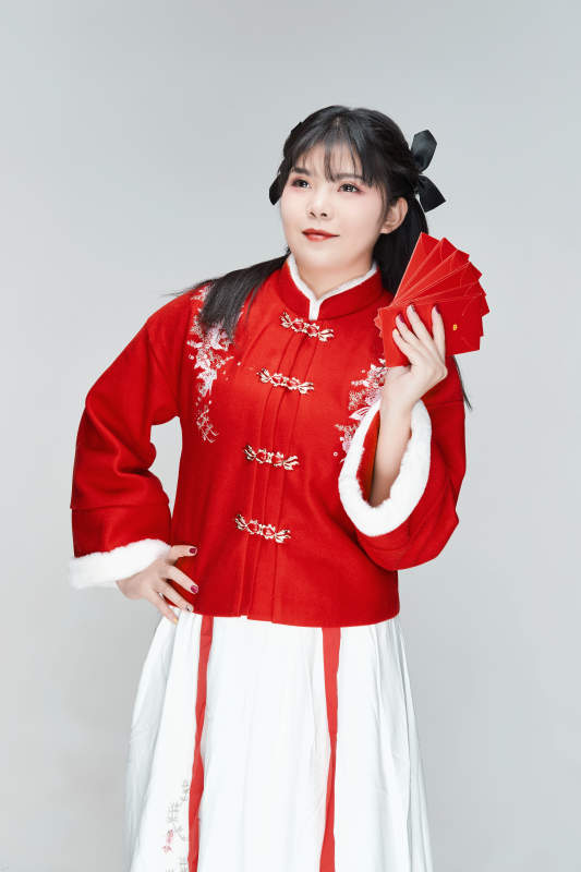 白色背景下身穿喜庆汉服手拿红包的可爱少女图片