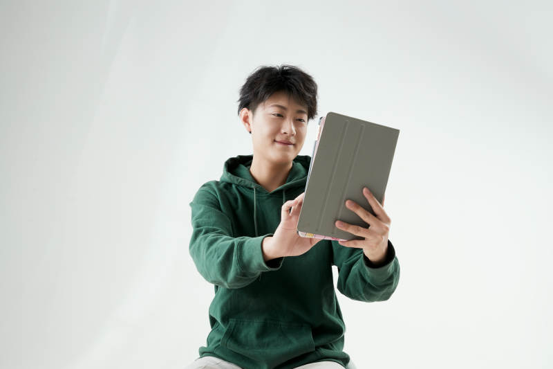 沉浸在网络恋爱世界的青年男子图片