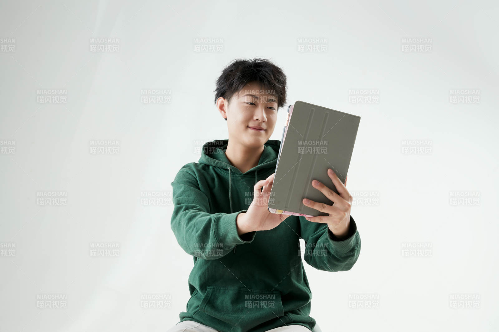 沉浸在网络恋爱世界的青年男子图片