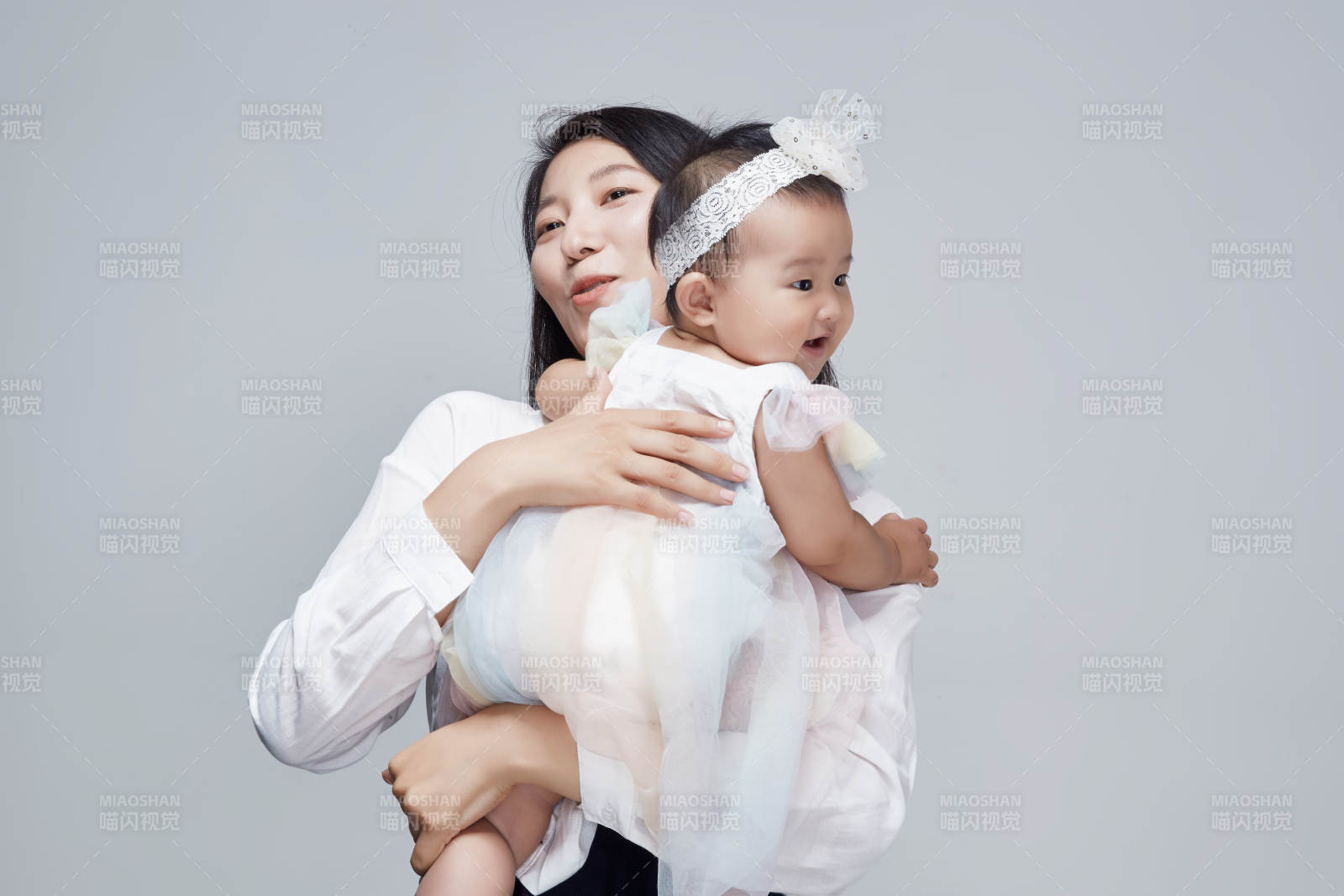 妈妈陪伴宝宝快乐的玩耍图片