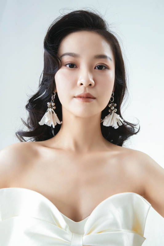 棚拍白色背景下的洁白婚纱新娘美妆图片