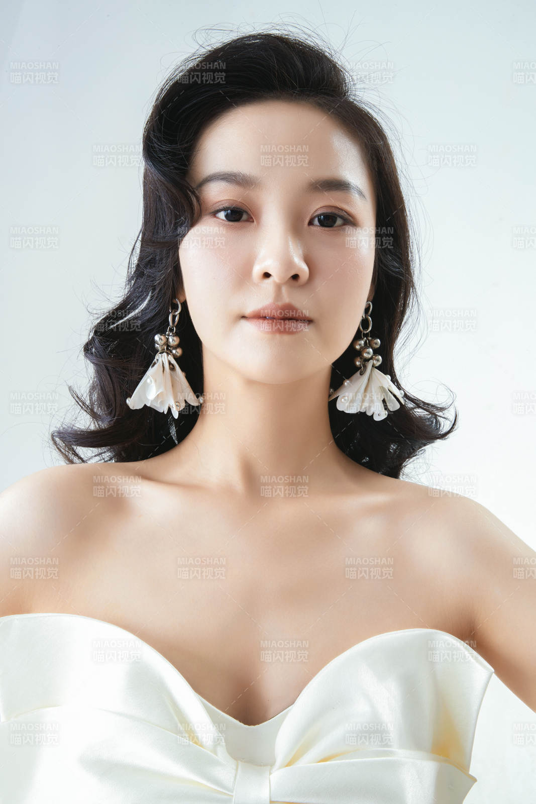 棚拍白色背景下的洁白婚纱新娘美妆图片