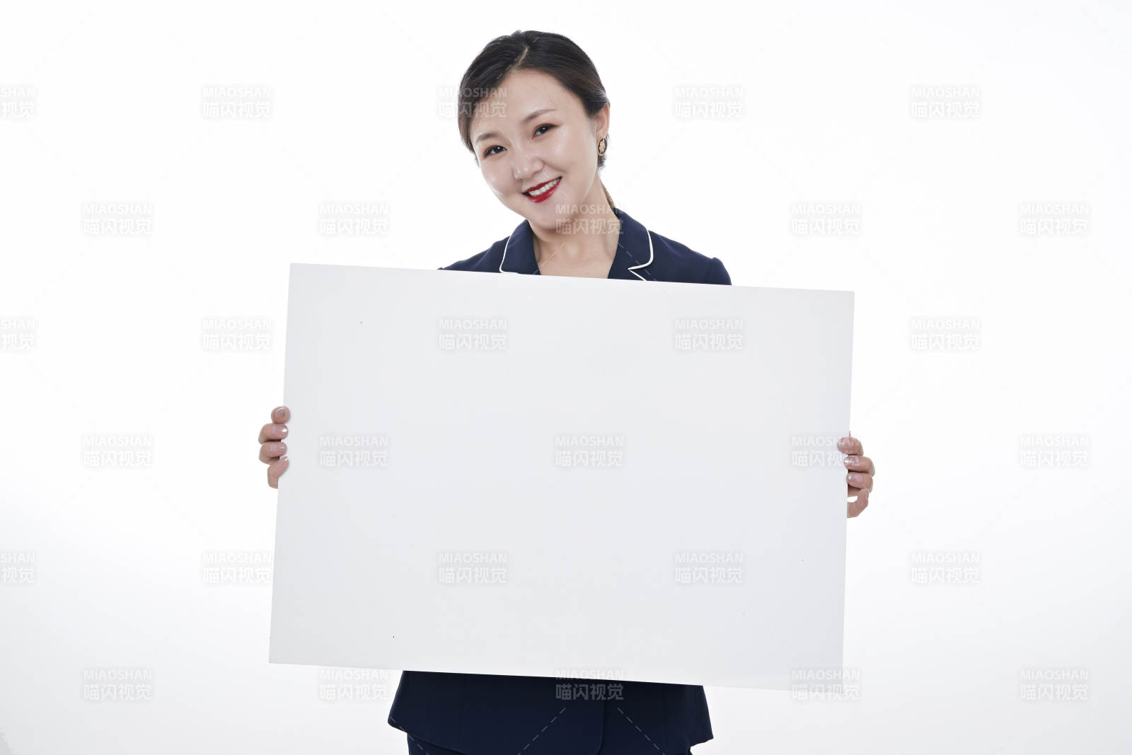 棚拍白色背景的亚洲青年女性商务公关图片