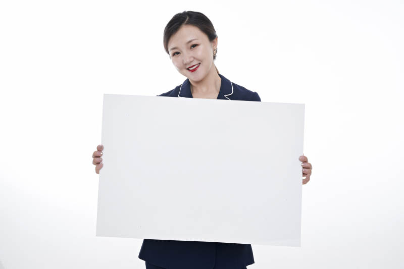 棚拍白色背景的亚洲青年女性商务公关图片