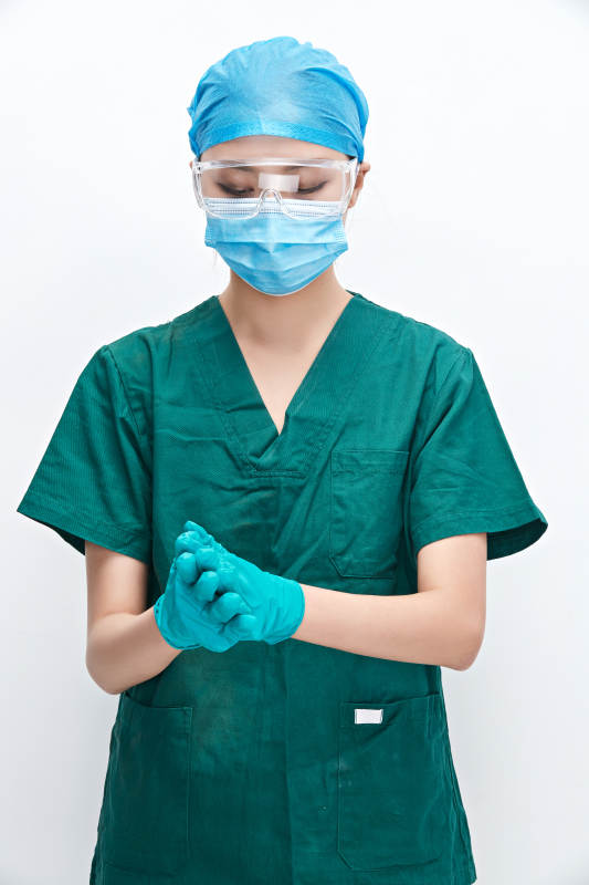 白色背景下的外科手术医疗人员形象图片