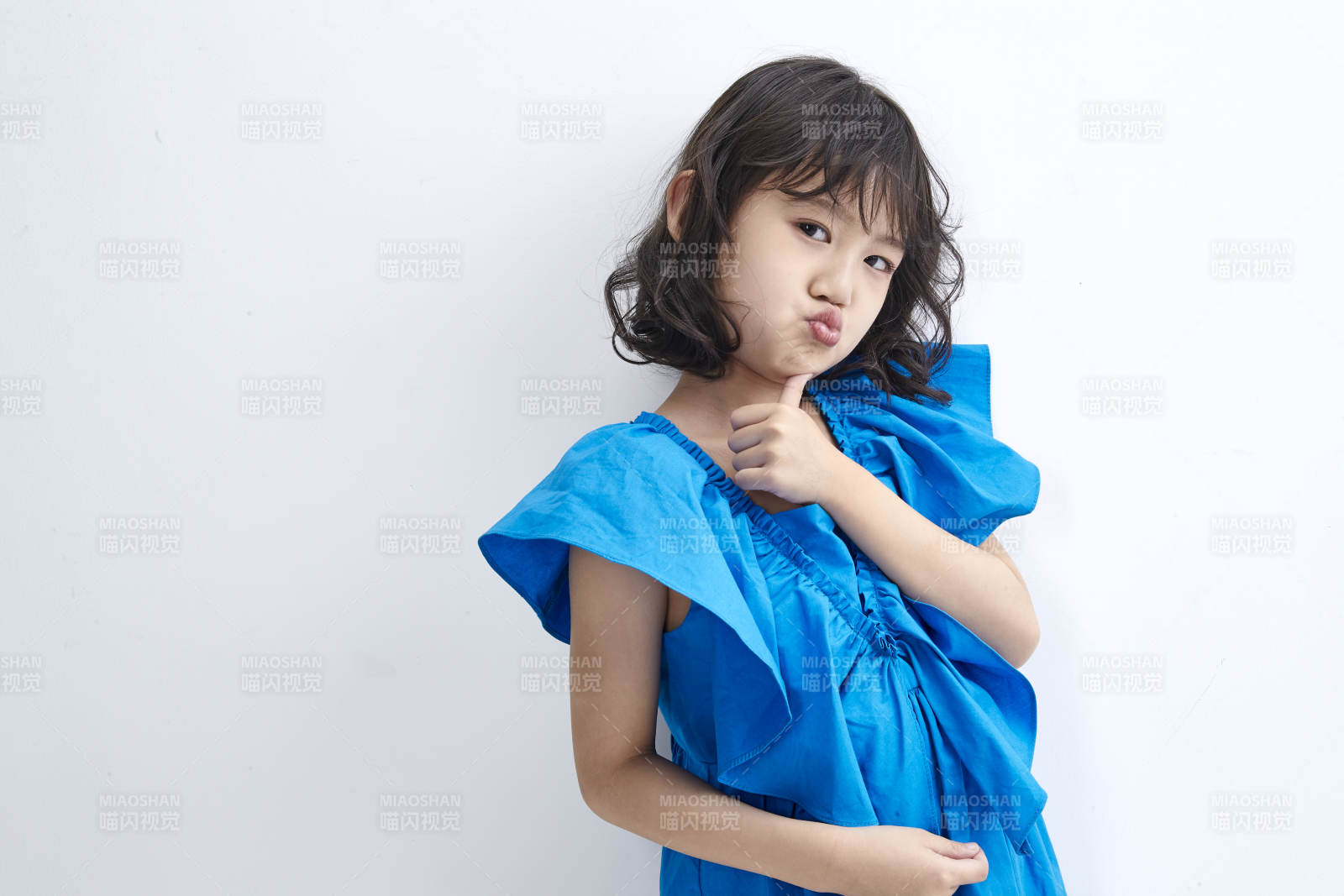 白色色背景的可爱的亚洲小女孩儿童图片