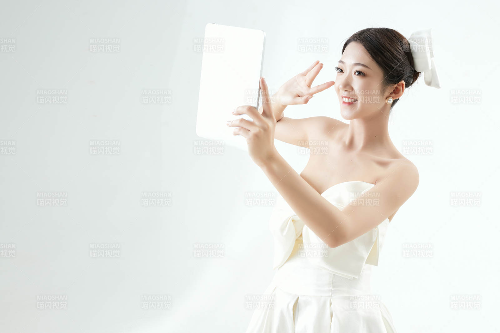 沉浸在网络恋爱世界的亚洲女性图片