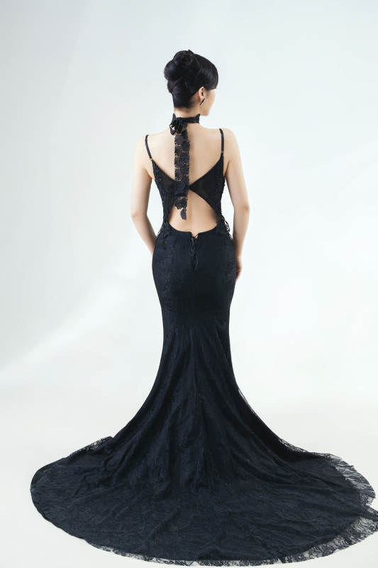 棚拍白色背景下的洁白婚纱新娘美妆图片