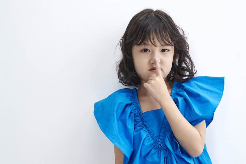 白色色背景的可爱的亚洲小女孩儿童图片