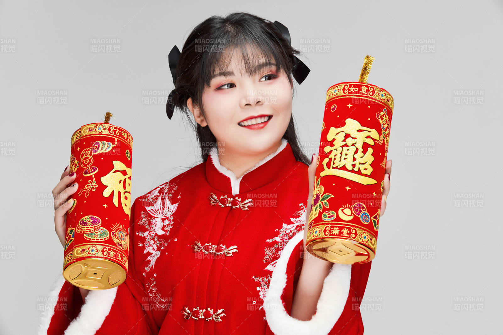 怀抱爆竹身穿喜庆汉服的可爱少女图片