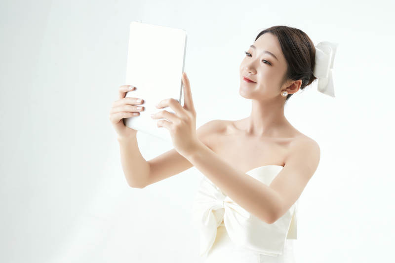 沉浸在网络恋爱世界的亚洲女性图片