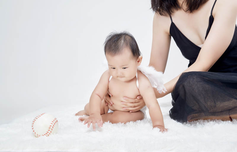 妈妈陪伴宝宝快乐的玩耍图片