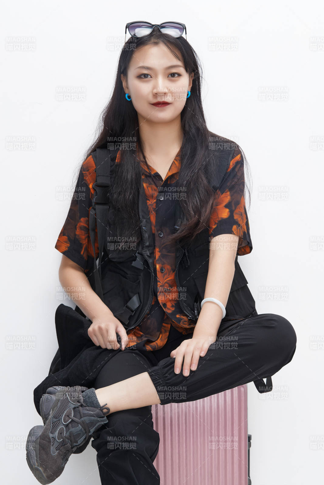 白色背景下准备出发旅行的美丽东方女大学生图片