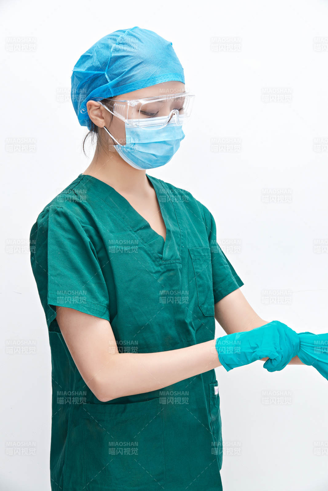 白色背景下的外科手术医疗人员形象图片