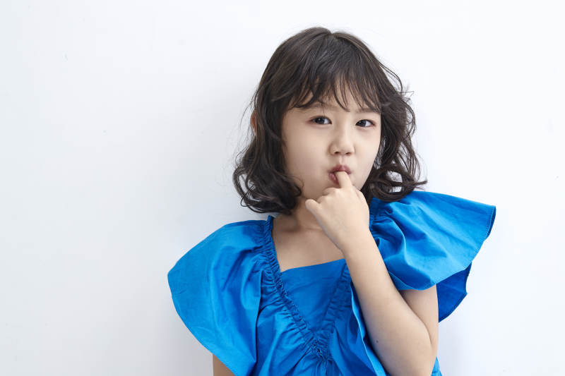 白色色背景的可爱的亚洲小女孩儿童图片