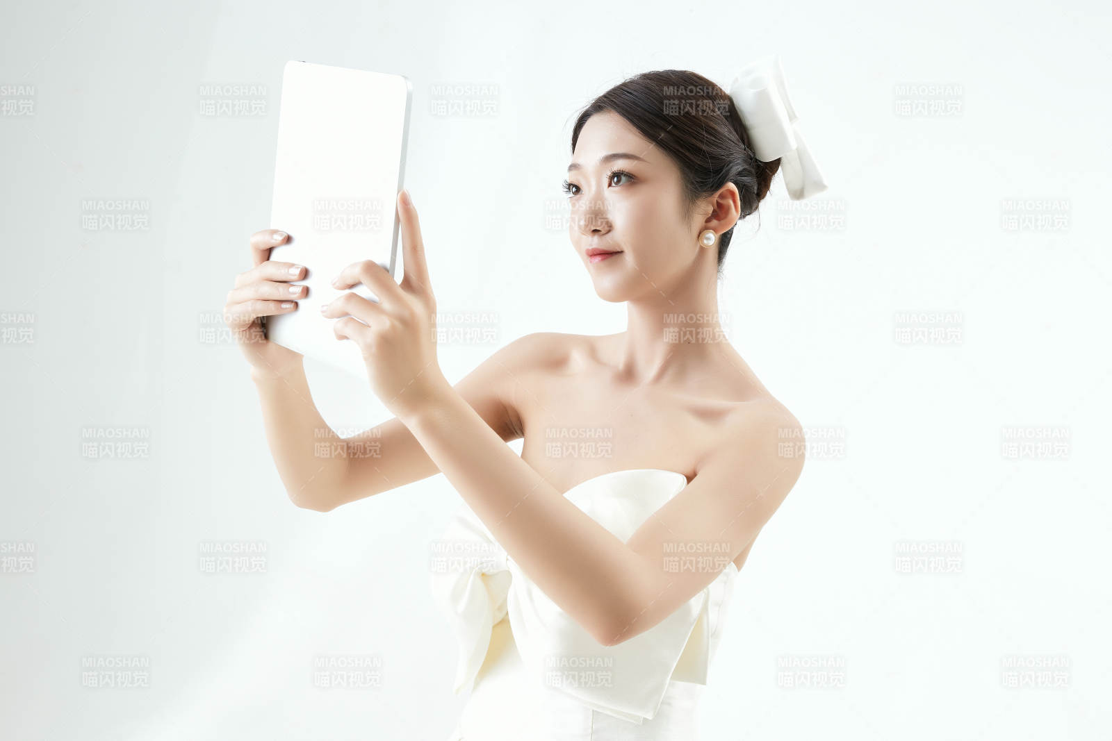 沉浸在网络恋爱世界的亚洲女性图片