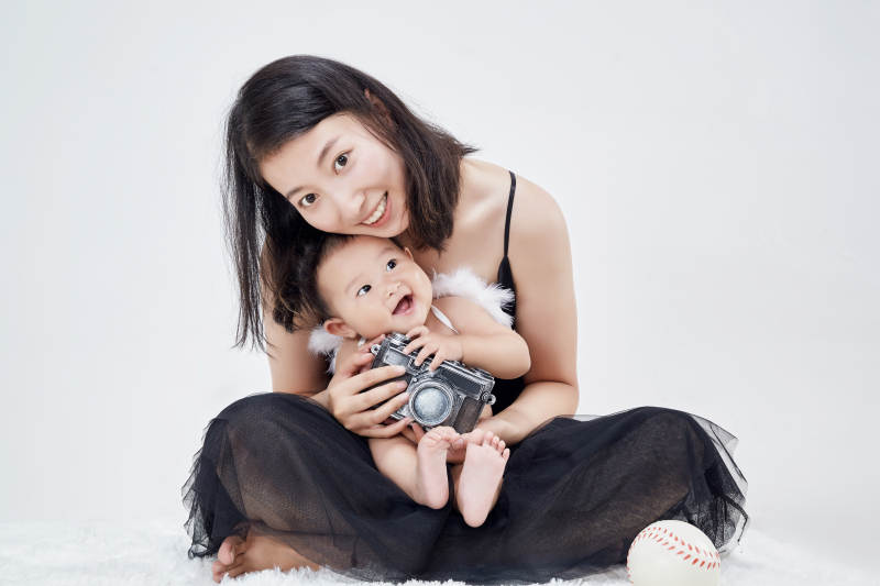 妈妈陪伴宝宝快乐的玩耍图片