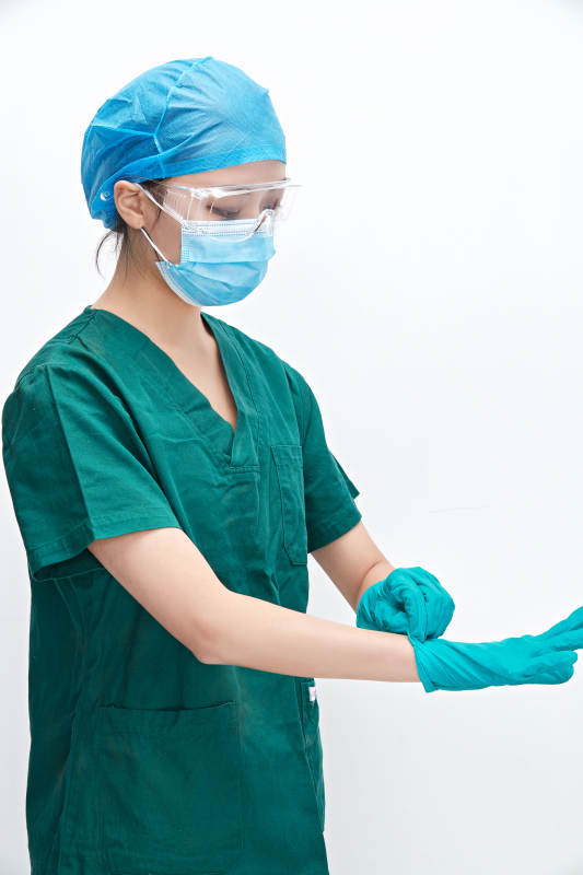 白色背景下的外科手术医疗人员形象图片