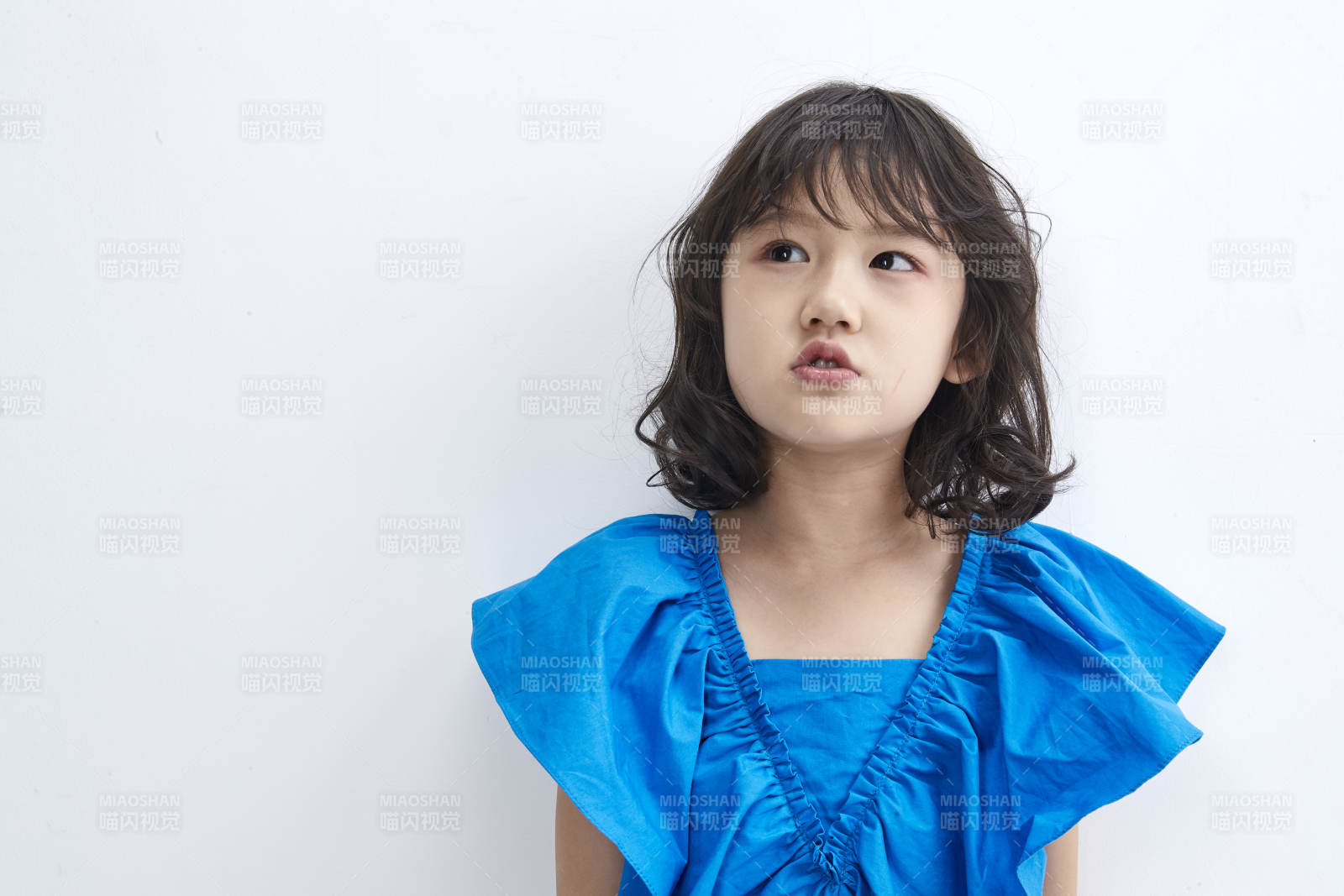 白色色背景的可爱的亚洲小女孩儿童图片