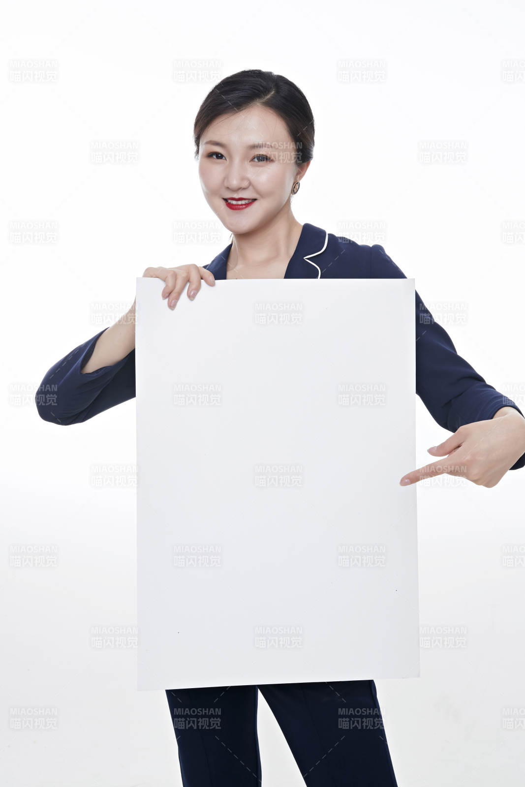 棚拍白色背景的亚洲青年女性商务公关图片