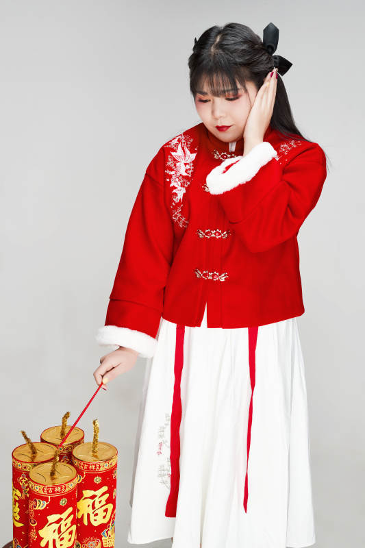 怀抱爆竹身穿喜庆汉服的可爱少女图片