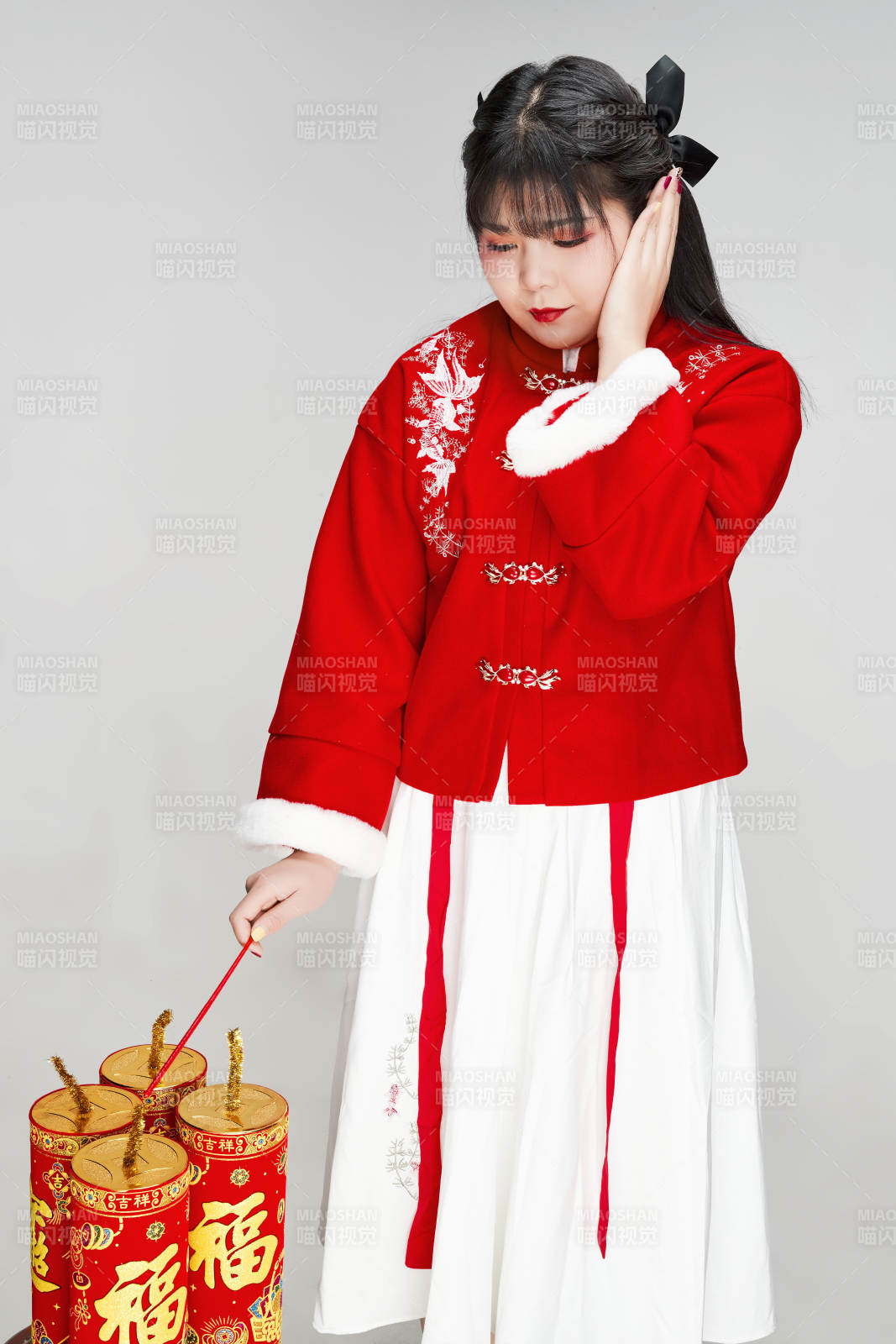 怀抱爆竹身穿喜庆汉服的可爱少女图片