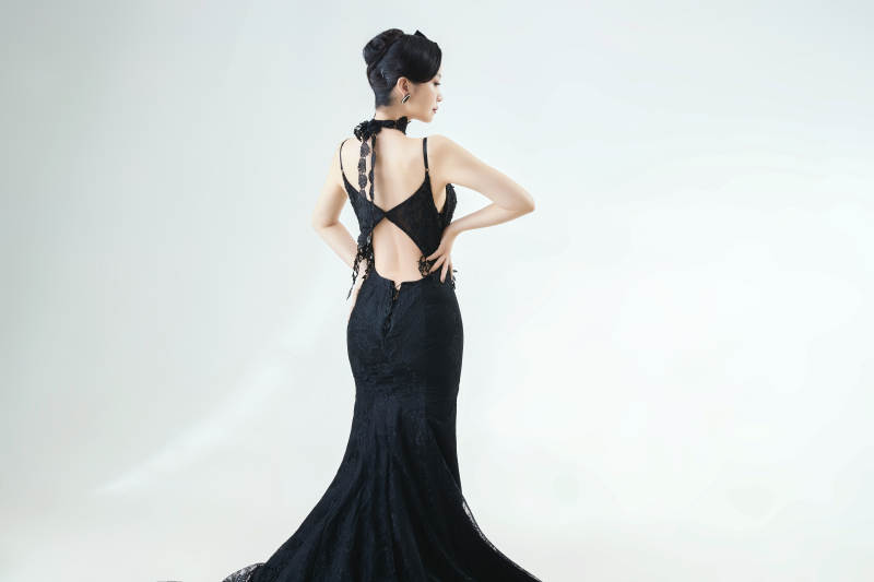 棚拍白色背景下的洁白婚纱新娘美妆图片