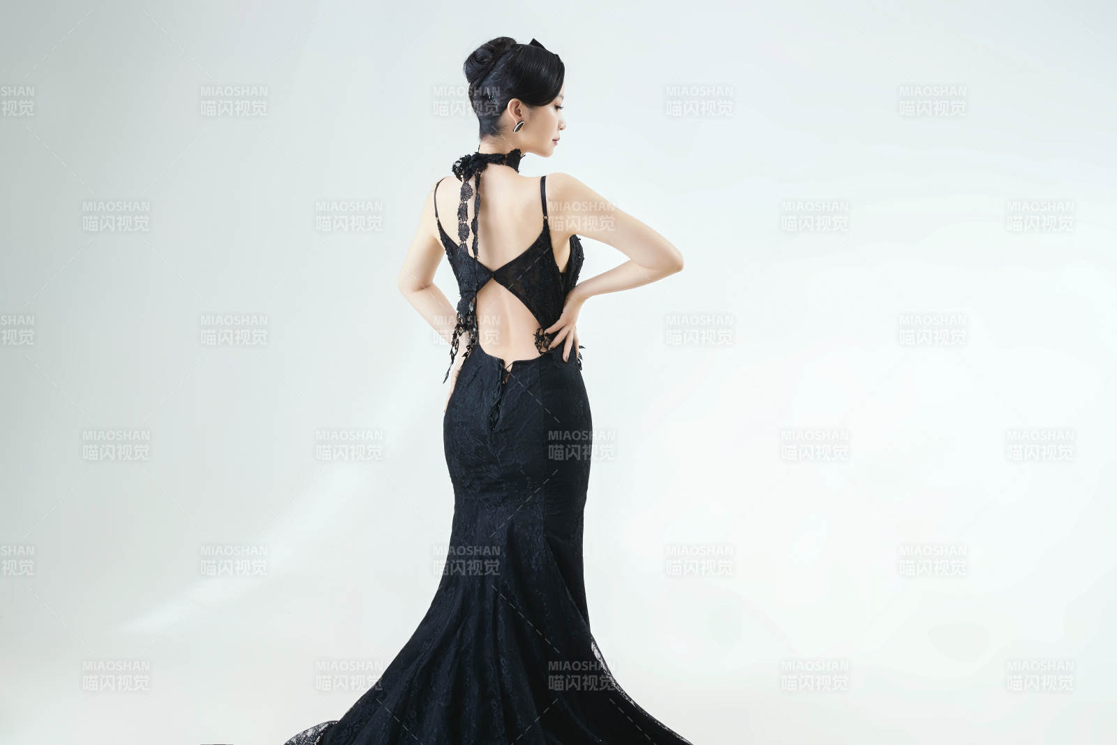 棚拍白色背景下的洁白婚纱新娘美妆图片