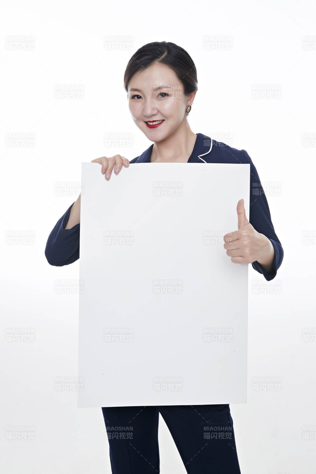 棚拍白色背景的亚洲青年女性商务公关图片