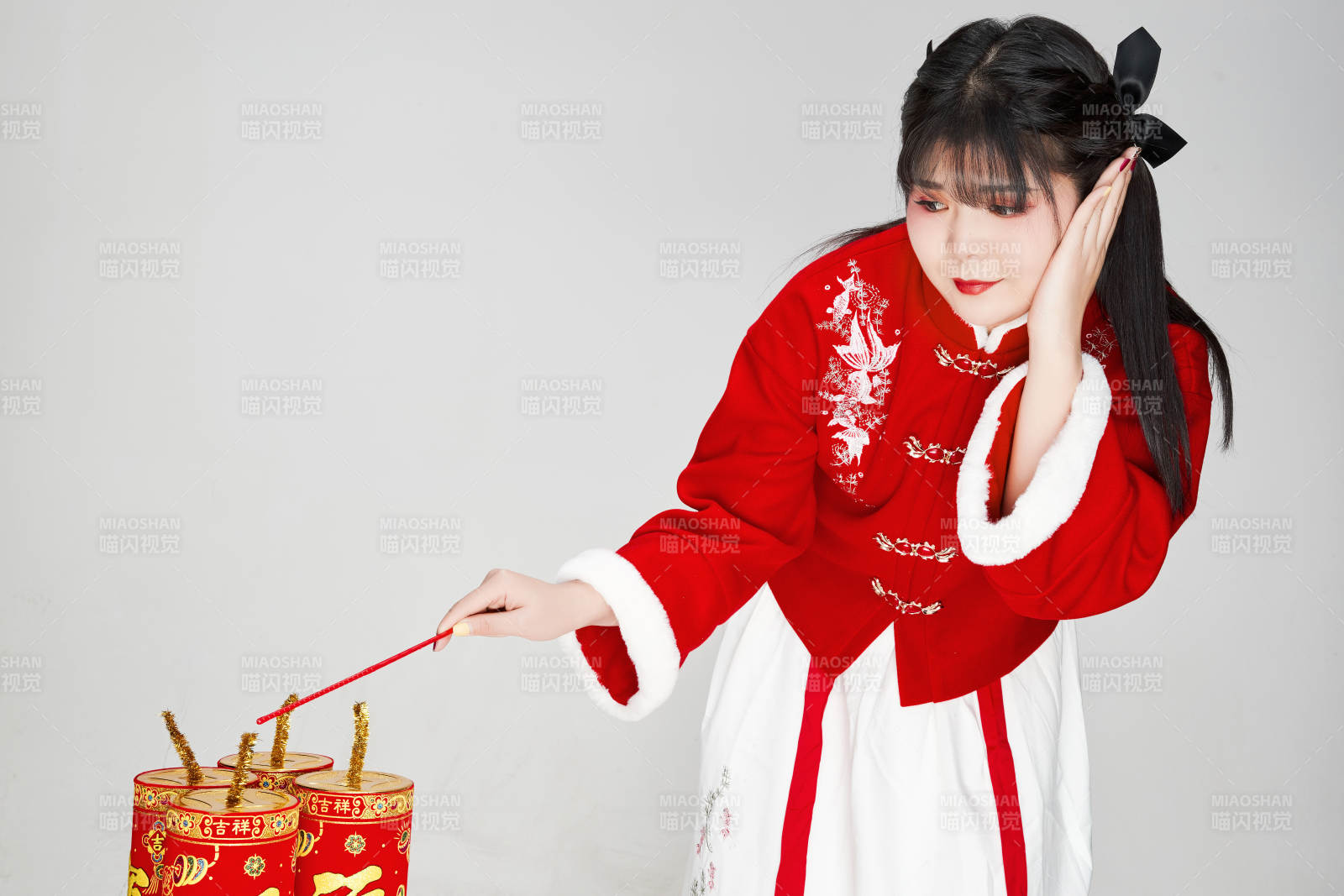 怀抱爆竹身穿喜庆汉服的可爱少女图片