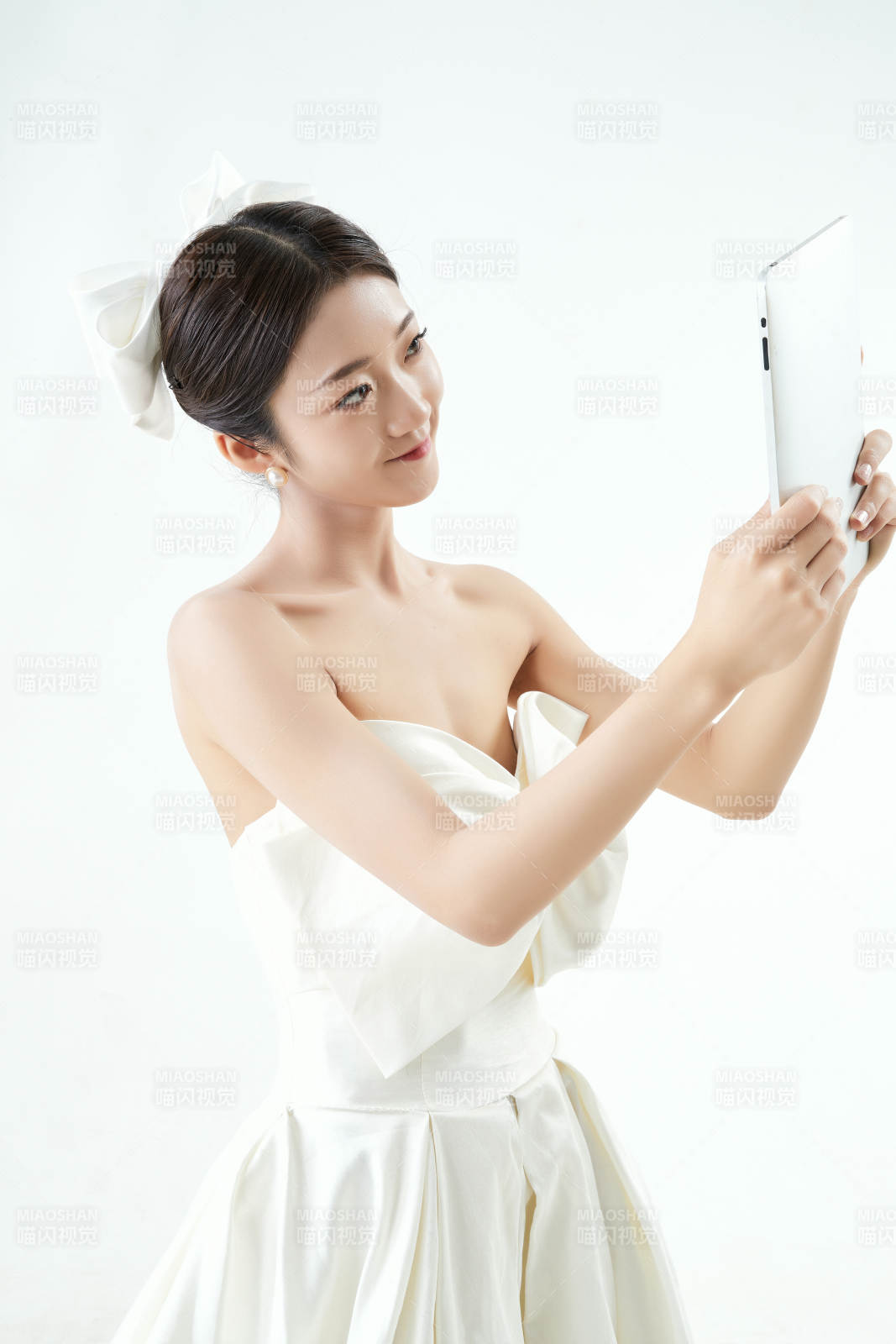 沉浸在网络恋爱世界的亚洲女性图片