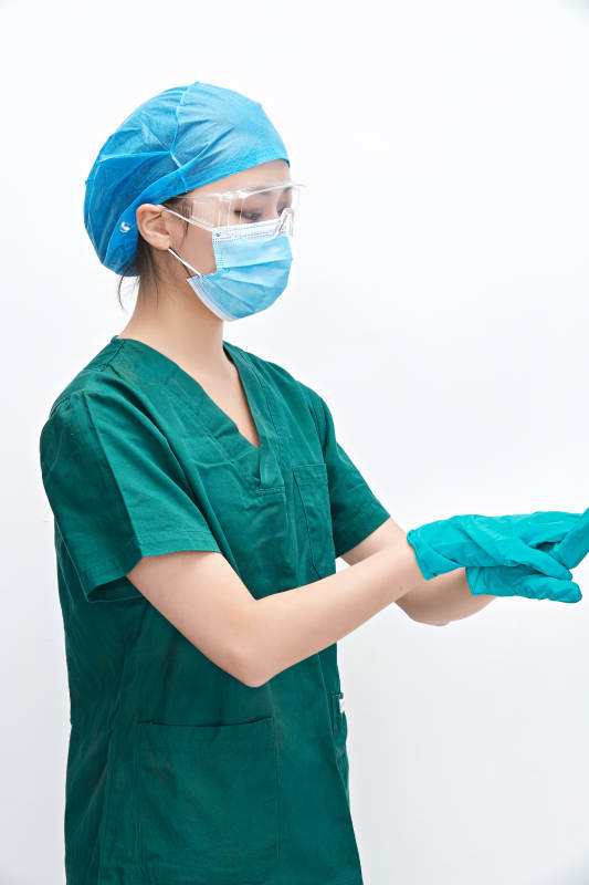 白色背景下的外科手术医疗人员形象图片