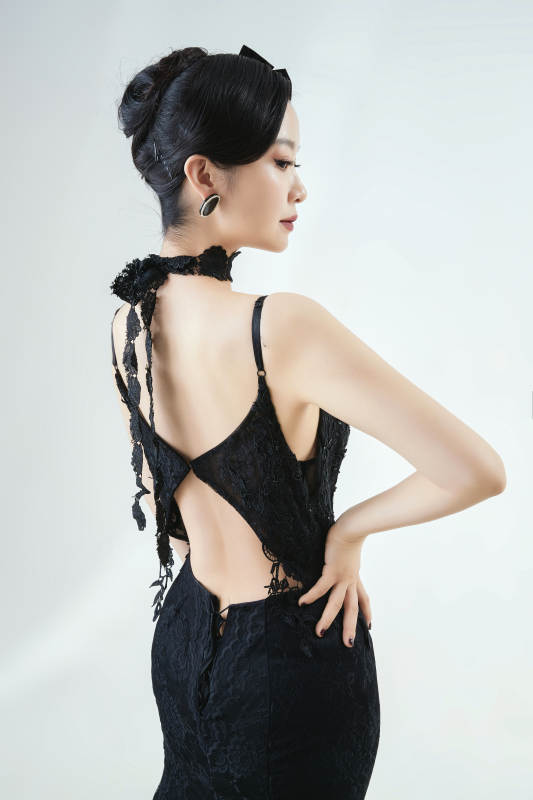 棚拍白色背景下的洁白婚纱新娘美妆图片