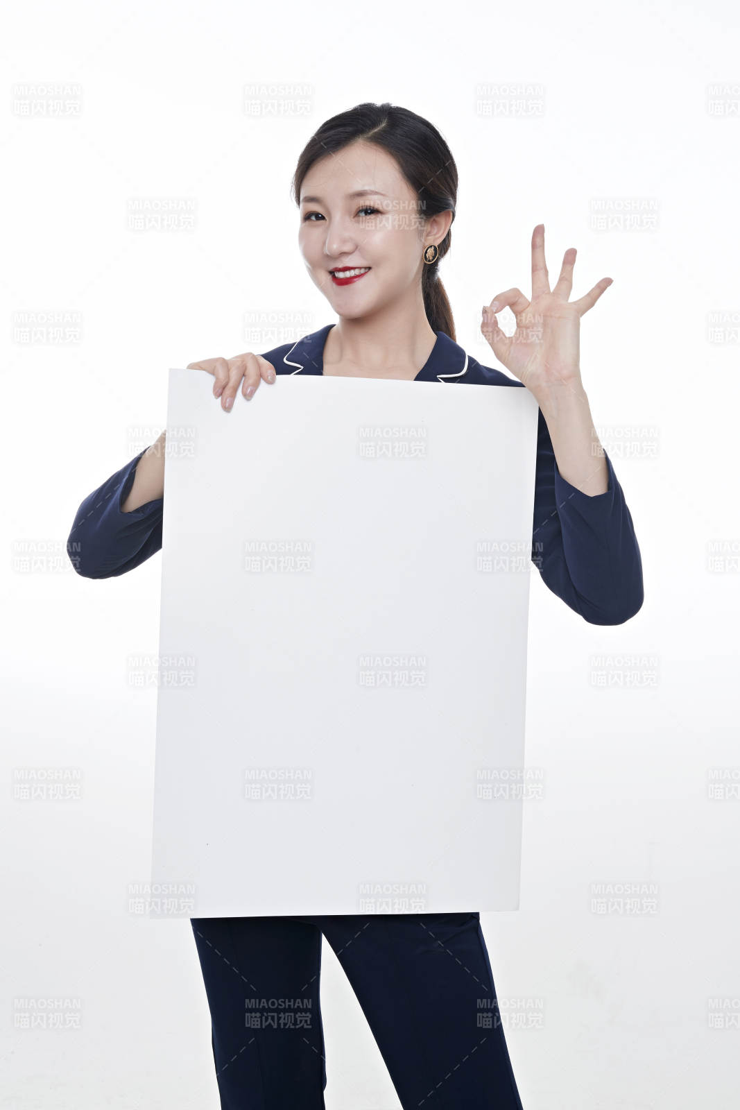 棚拍白色背景的亚洲青年女性商务公关图片