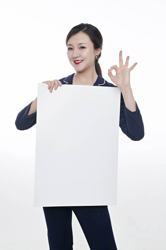 棚拍白色背景的亚洲青年女性商务公关图片