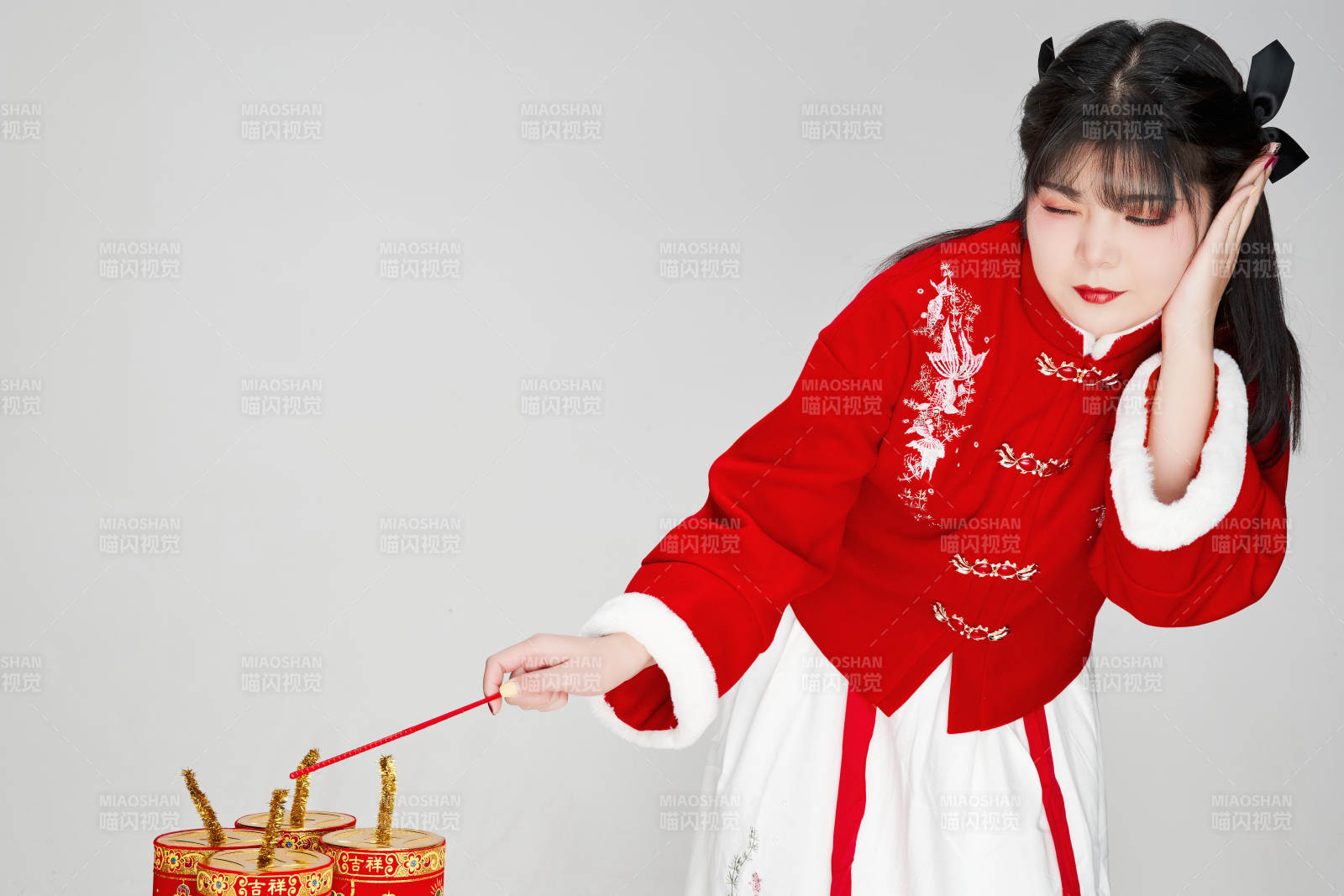 怀抱爆竹身穿喜庆汉服的可爱少女图片