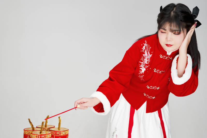 怀抱爆竹身穿喜庆汉服的可爱少女图片