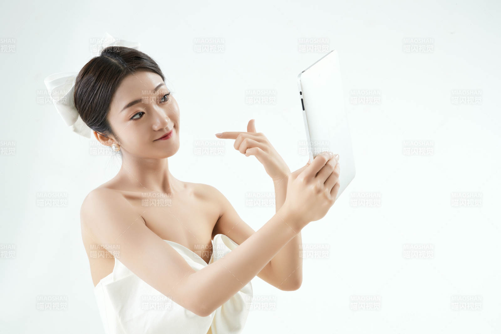 沉浸在网络恋爱世界的亚洲女性图片