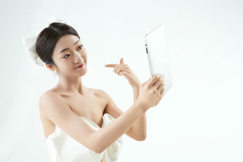 沉浸在网络恋爱世界的亚洲女性图片