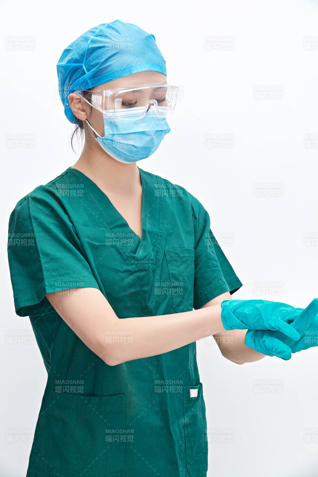 白色背景下的外科手术医疗人员形象图片