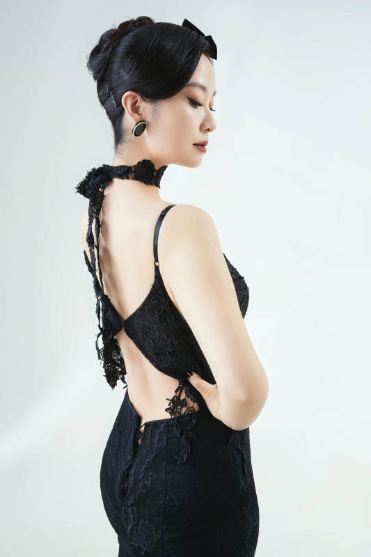 棚拍白色背景下的洁白婚纱新娘美妆图片