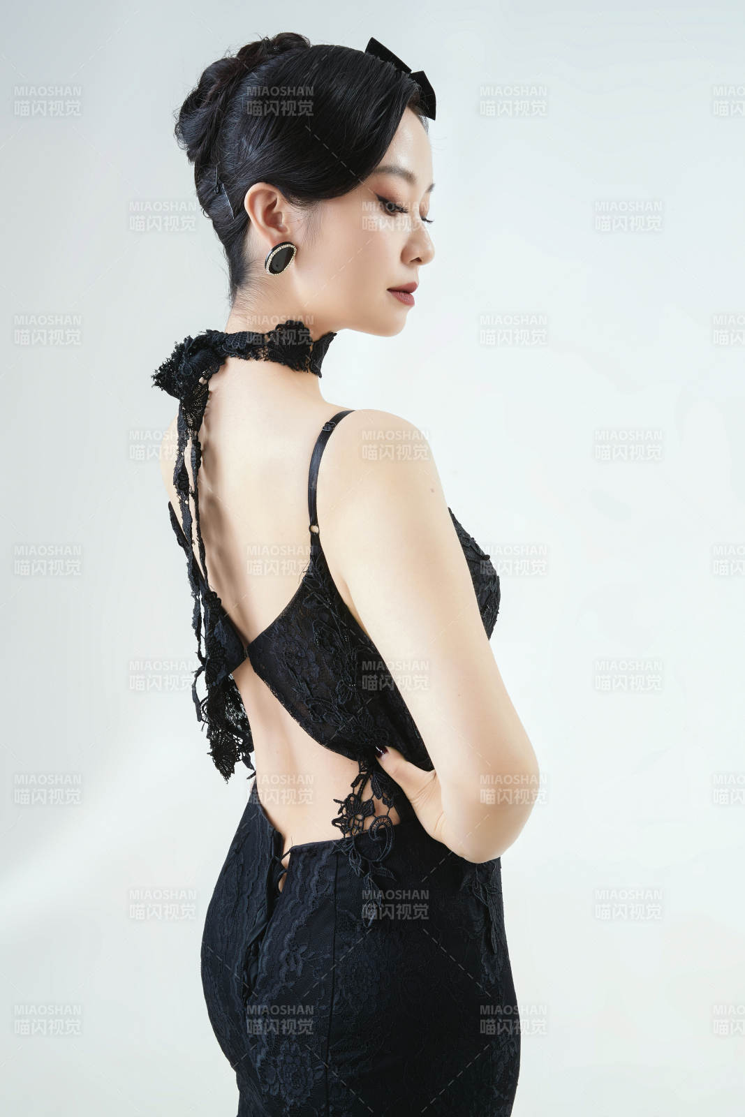 棚拍白色背景下的洁白婚纱新娘美妆图片