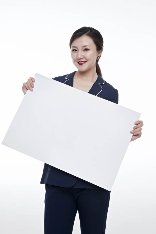 棚拍白色背景的亚洲青年女性商务公关图片