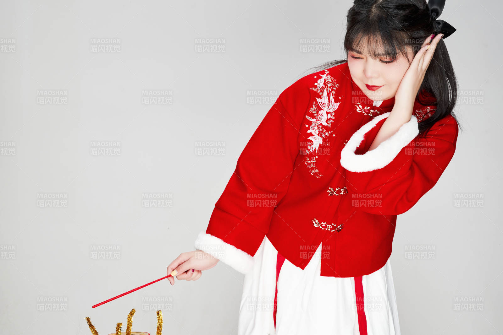 怀抱爆竹身穿喜庆汉服的可爱少女图片