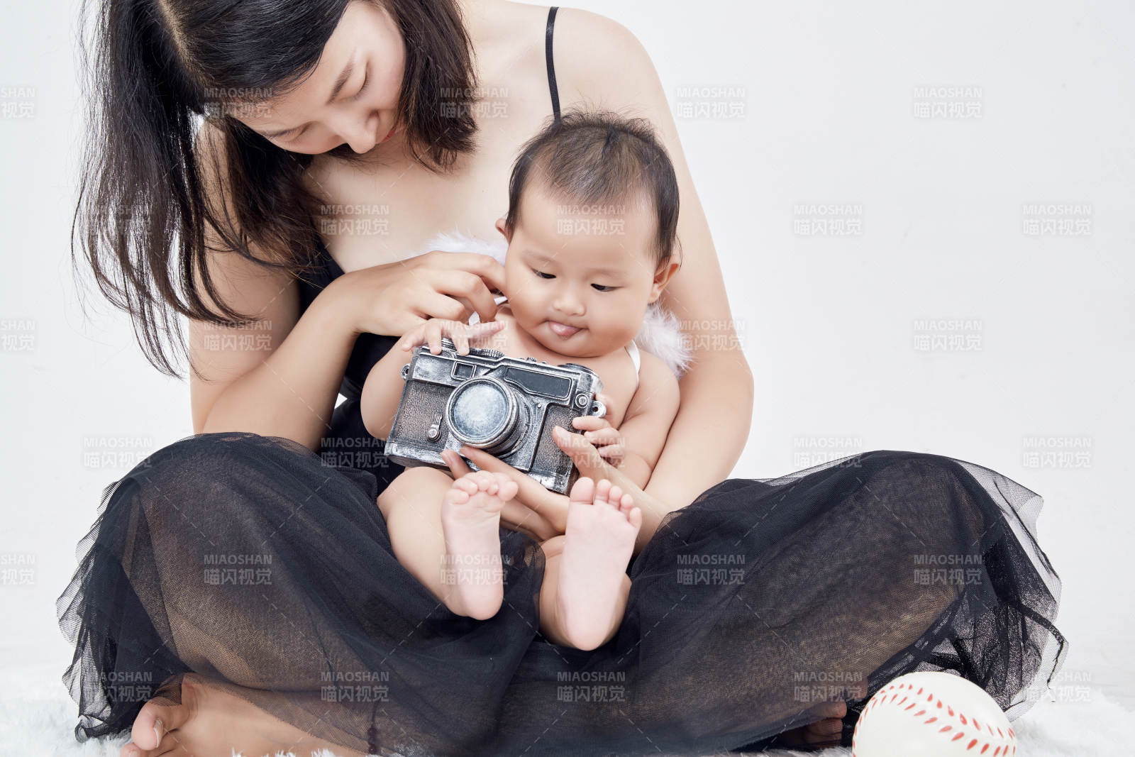 妈妈陪伴宝宝快乐的玩耍图片