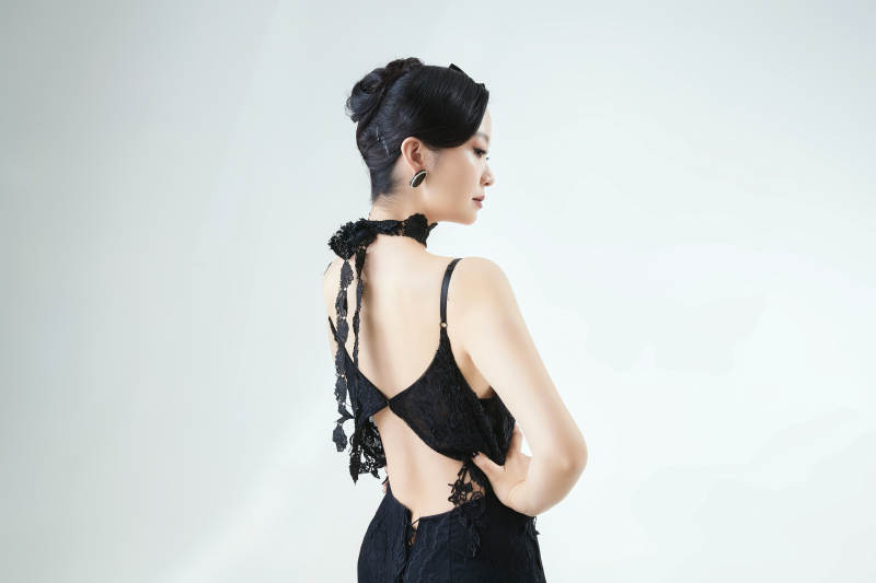 棚拍白色背景下的洁白婚纱新娘美妆图片