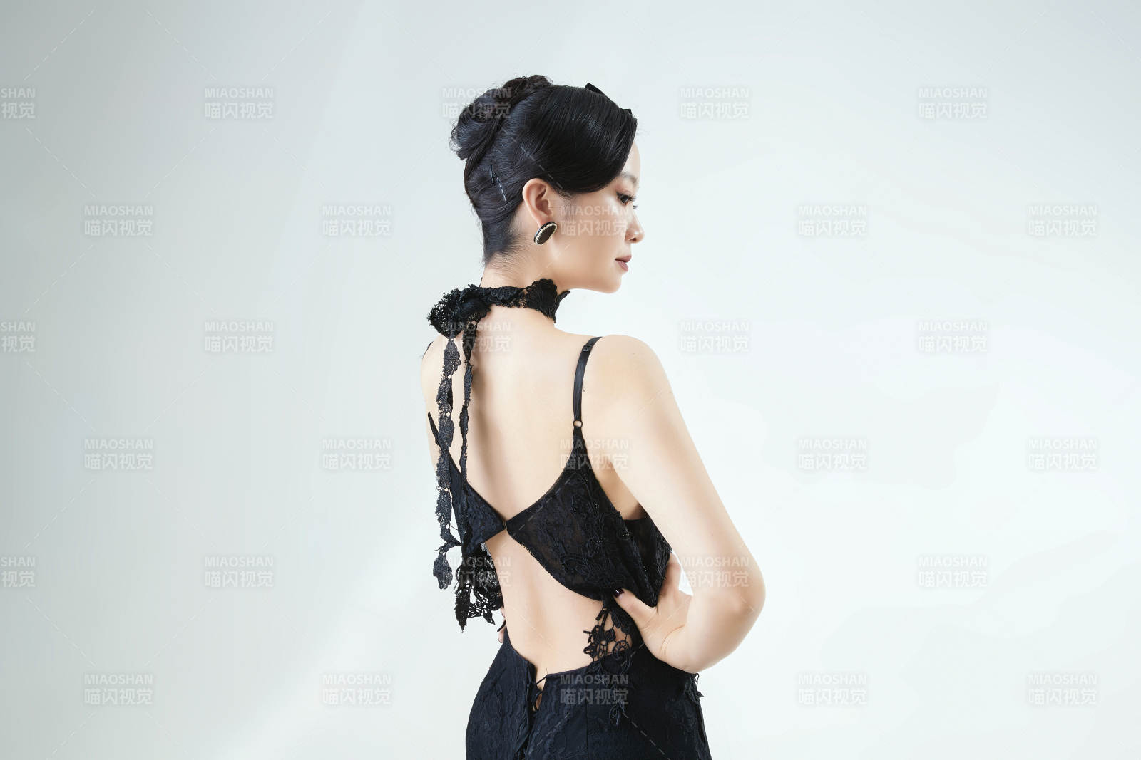 棚拍白色背景下的洁白婚纱新娘美妆图片